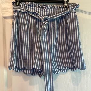 Linen bag shorts. Pockets and cute scalloped hem.